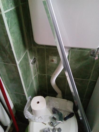 Водокотлић спојен ребрастим цревом, спој остављен видљив