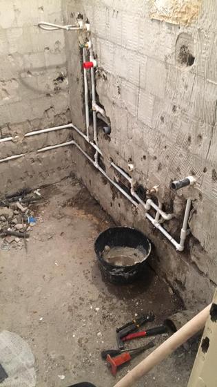 Груби водоинсталатерски радови · разне позиције: развод, вођење цеви, штемовање и припрема за облогу, фотографија 6 од 10