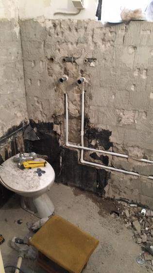 Груби водоинсталатерски радови · разне позиције: развод, вођење цеви, штемовање и припрема за облогу, фотографија 7 од 10