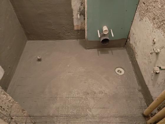 Bathroom waterproofing · waterproofing applied to the floor and walls before tiling, step 5 of 6