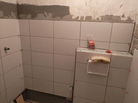 Иста кутија шире, ивице усклађене са редовима на зиду