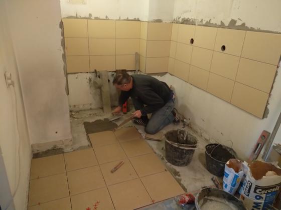 Ред по ред уза зид, размак држе крстићи између плочица
