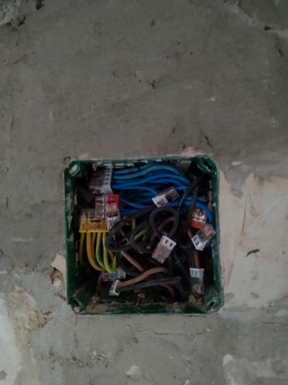 Купатилска разводна кутија · сноп проводника у купатилу спакован у разводну кутију и затворен у зид, корак 3 од 4