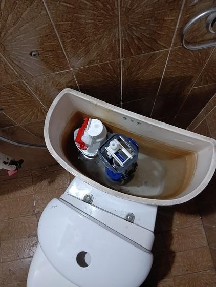 Нови механизми уграђени, пловак и испирни вентил на месту