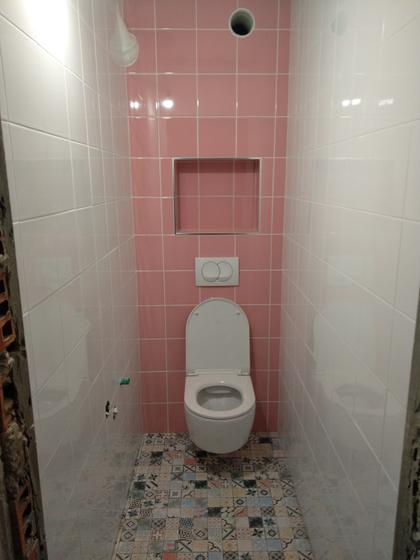WC обложен керамиком, шоља постављена на завршен зид