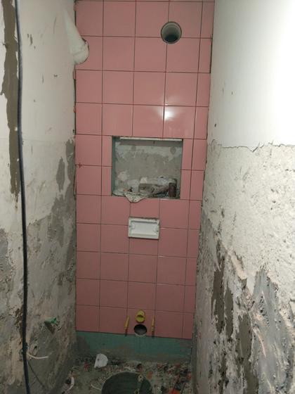 Зид до половине обложен, друга страна још у грубом стању