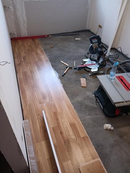 Cutting on the spot, the saw working next to the laid surface itself