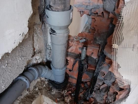 Померање довода и одвода због машине · инсталација се помера да би машина добила своје место, фотографија 2 од 4