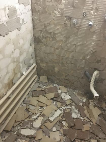 Под прекривен обијеном плочицом, откривен радијатор и одвод