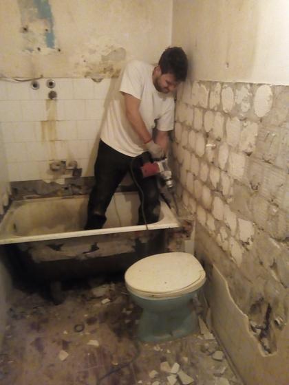 Рушење старе каде · уклањање старе каде и облоге око ње, фотографија 1 од 6