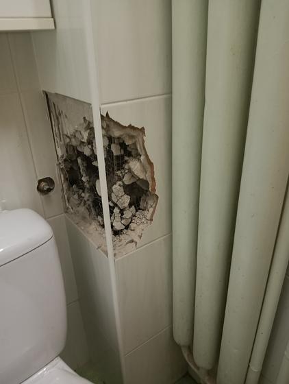 Разбијање плочица ради приступа сумњивом делу инсталације