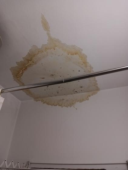 Флека из другог угла, траг воде иде ка углу просторије