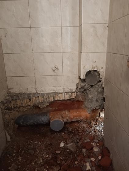 Влага са споја канализационе цеви и фитинга · утврђивање узрока влаге и санација споја. Моји Мајстори, Београд