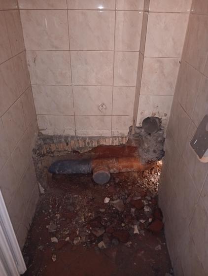 Влага са споја канализационе цеви и фитинга · утврђивање узрока влаге и санација споја, корак 3 од 9