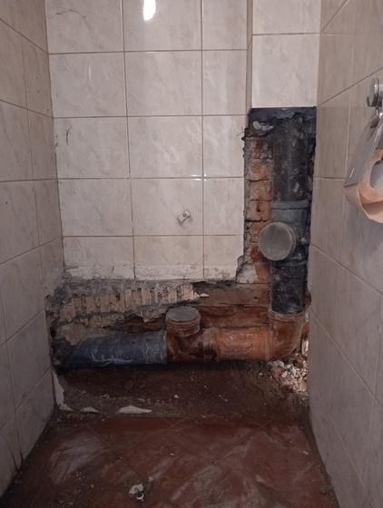Влага са споја канализационе цеви и фитинга · утврђивање узрока влаге и санација споја, корак 4 од 9