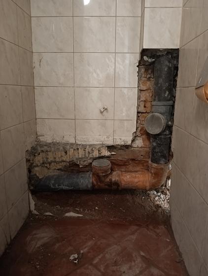 Влага са споја канализационе цеви и фитинга · утврђивање узрока влаге и санација споја, корак 5 од 9
