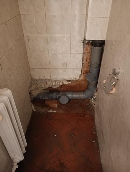 Влага са споја канализационе цеви и фитинга · утврђивање узрока влаге и санација споја, корак 8 од 9
