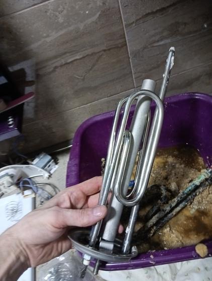 Nov grejač sa flanšom i novom magnezijumskom anodom, pre vraćanja u kazan